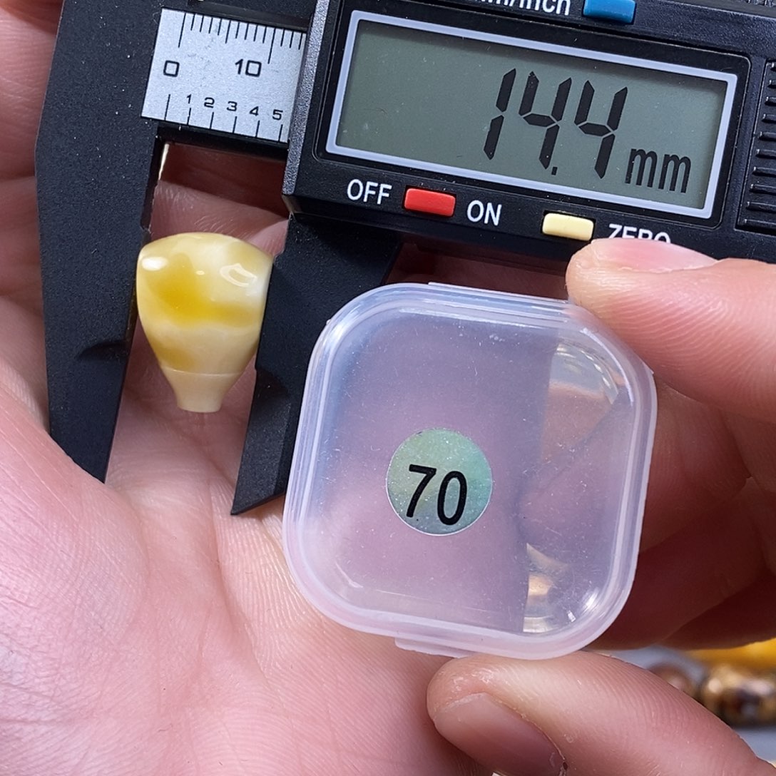 琥珀裸石未镶嵌三通