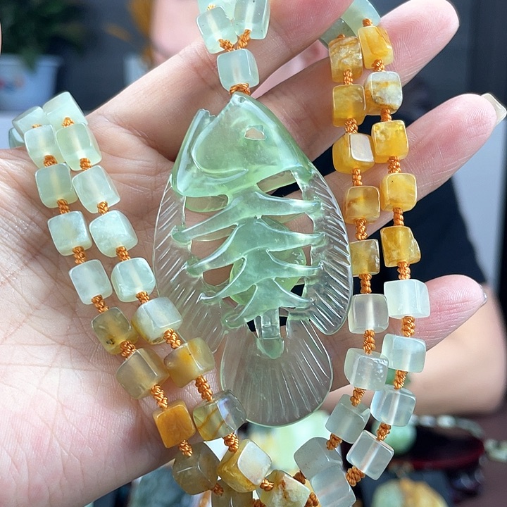 蛇纹石玉颈饰未镶嵌