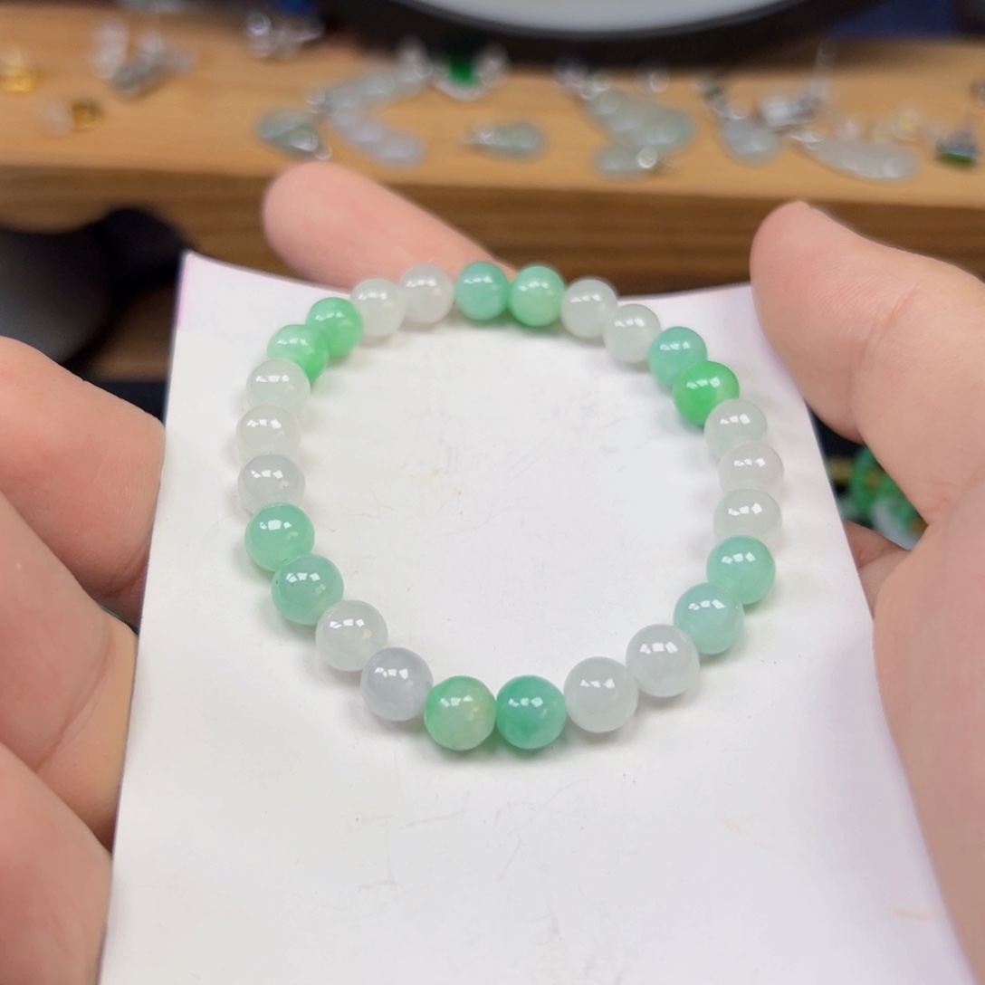 翡翠未镶嵌颈饰一件