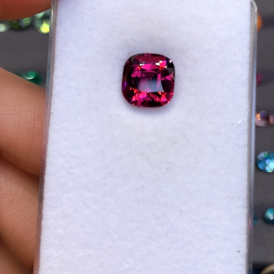 未镶嵌裸石石榴石（紫牙乌）