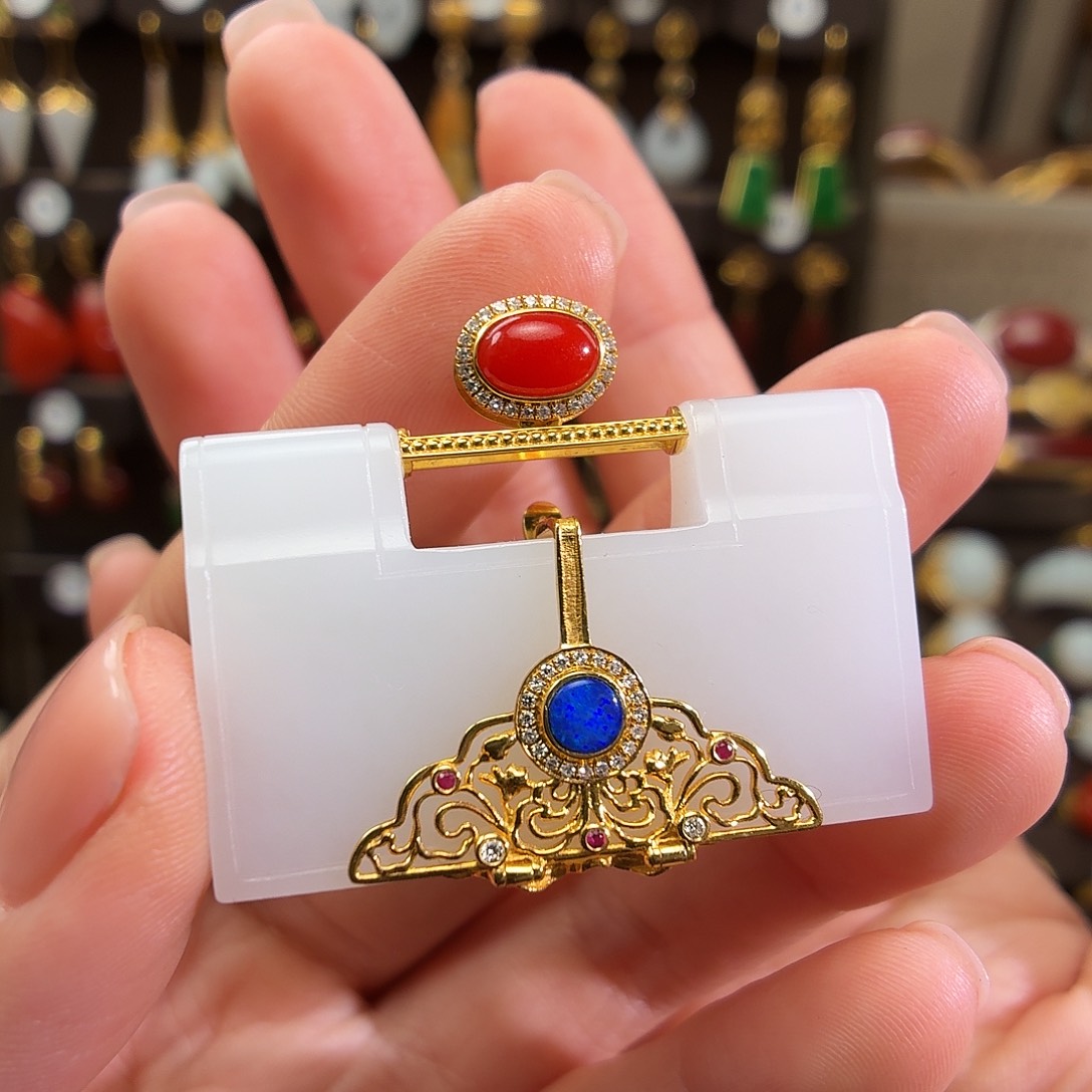 颈饰18K金镶嵌和田玉