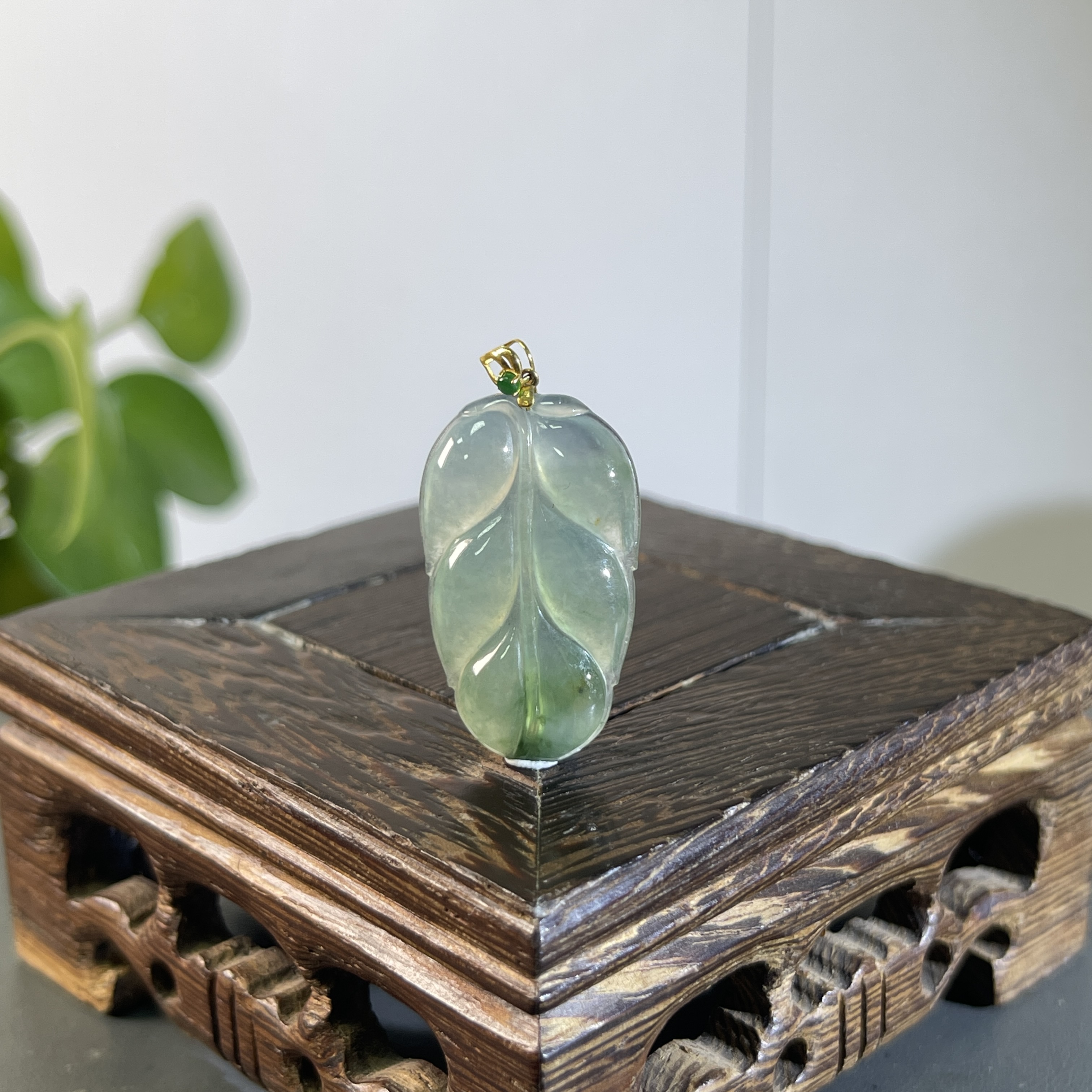 JXW03-65  天然缅甸A货翡翠  18K扣头金枝玉叶