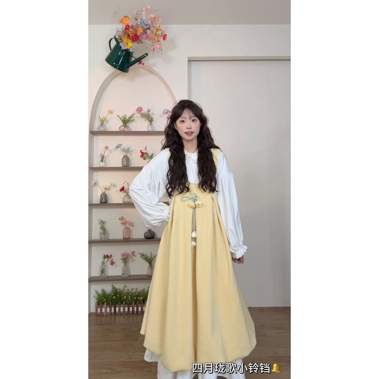 四月珑歌原创 秋冬新款甜妹风黄色花朵加绒花苞背带连衣裙女4513