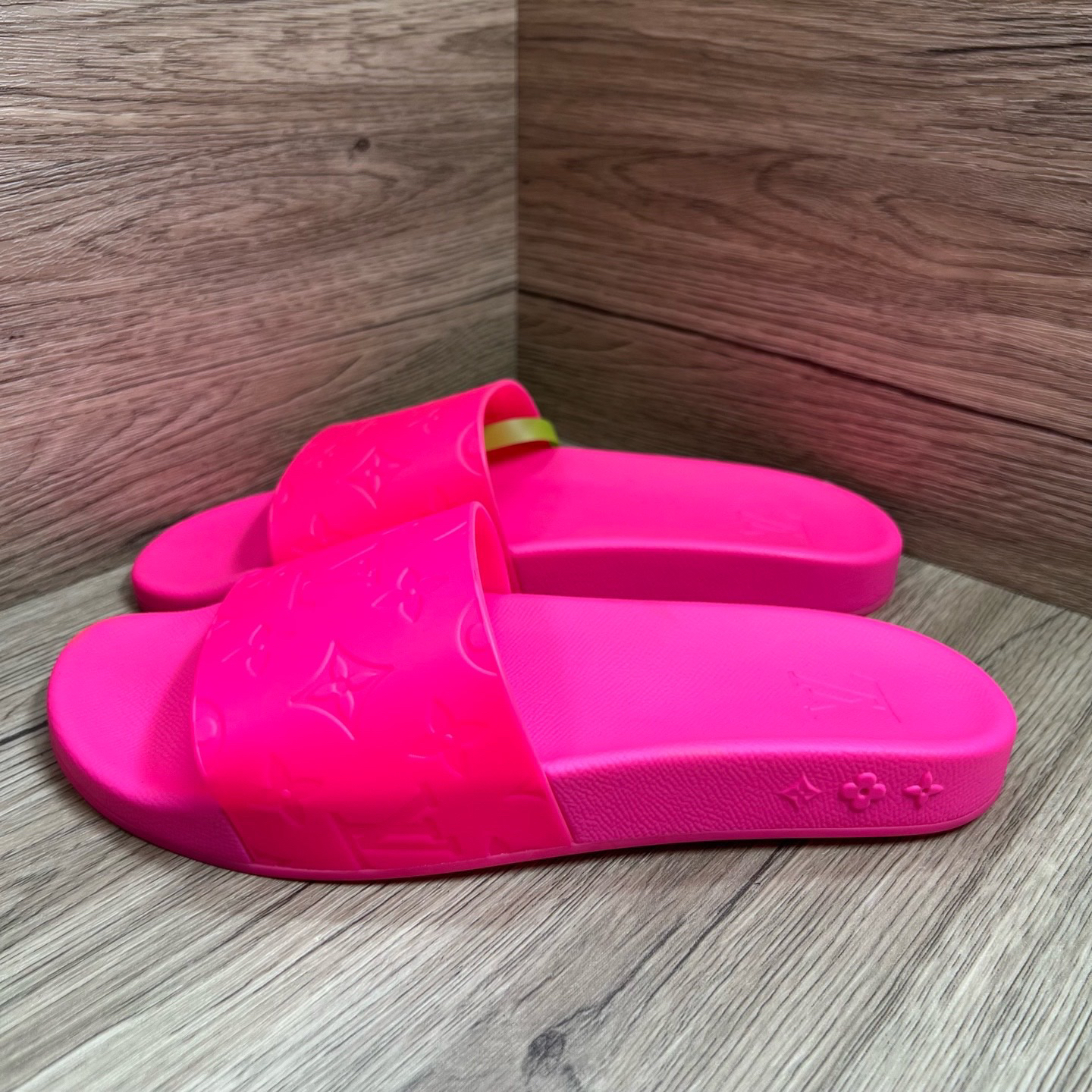 99新 LouisVuitton/路易威登 楠 Waterfront 粉压纹拖鞋 608565