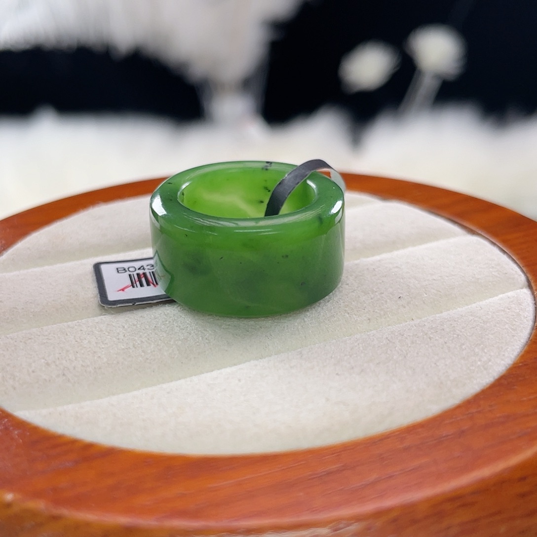 和田玉未镶嵌戒指l 阳绿圆切。17。不退换