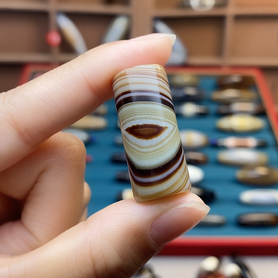 卡***斯未镶嵌颈饰玛瑙/玉髓