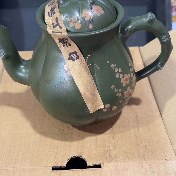 紫泥茶壶原矿泥料手工制作的一把紫砂壶。