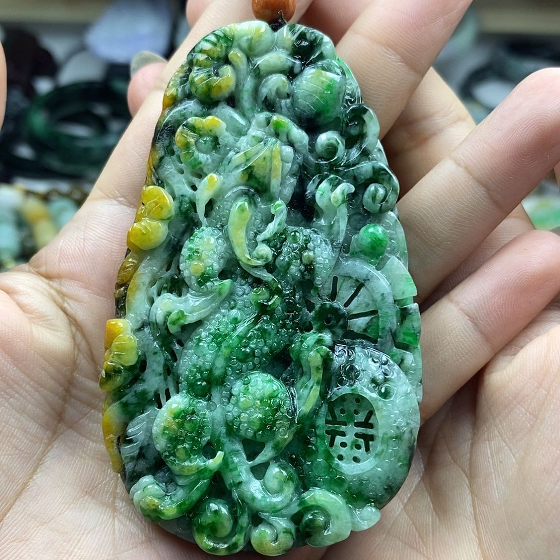 翡翠未镶嵌颈饰玫**香牌子