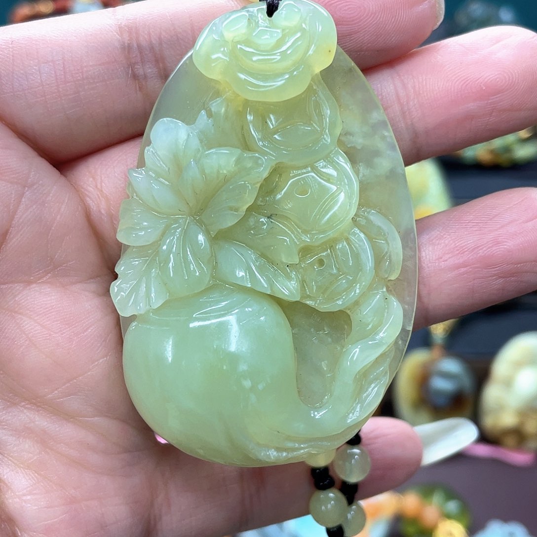 蛇纹石玉颈饰未镶嵌