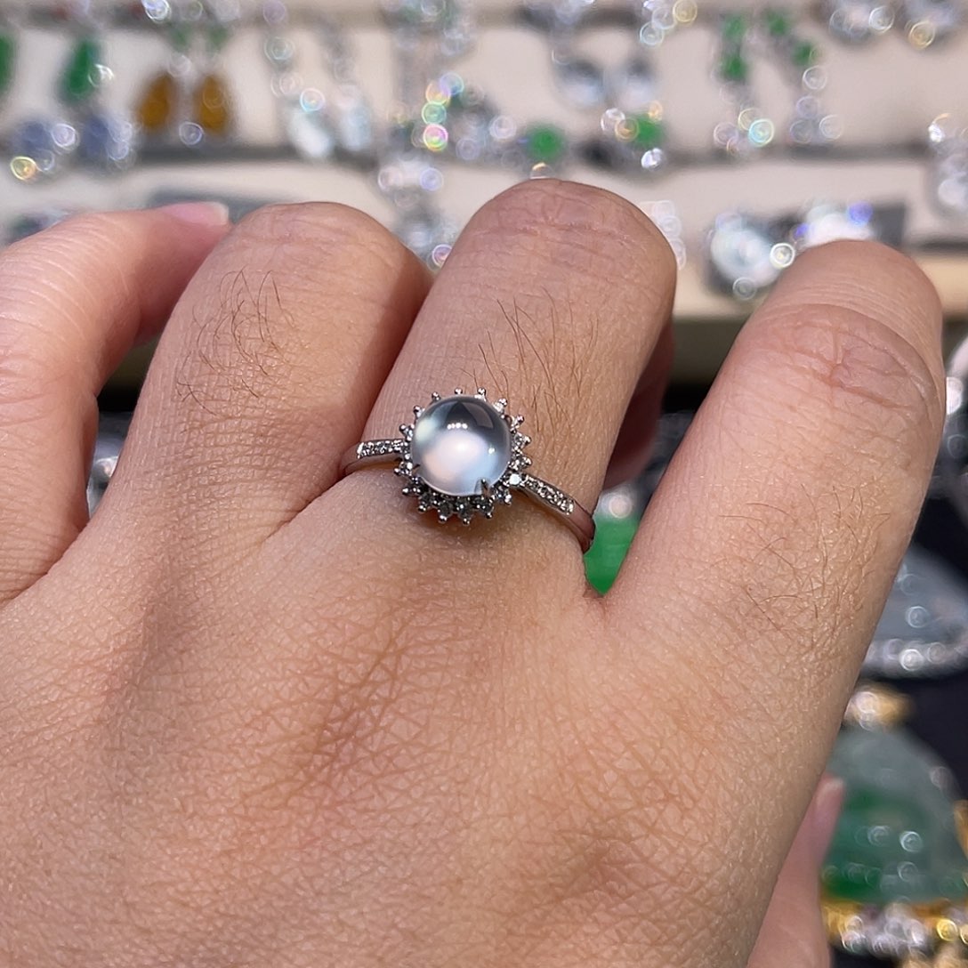 翡翠18K金镶嵌戒指冰蛋