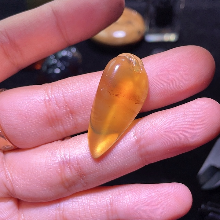 琥珀裸石未镶嵌，