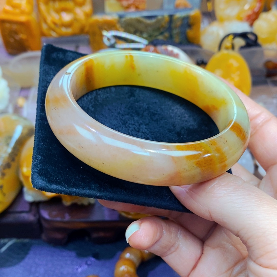 未镶嵌石英质玉（黄龙玉）颈饰