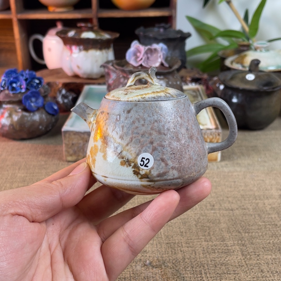 52中白壶。  柴烧。     