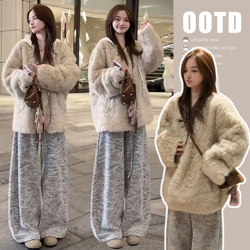 时髦2025秋冬孕妇装保暖麂皮绒毛毛外套搭配加绒加厚小香风阔腿裤