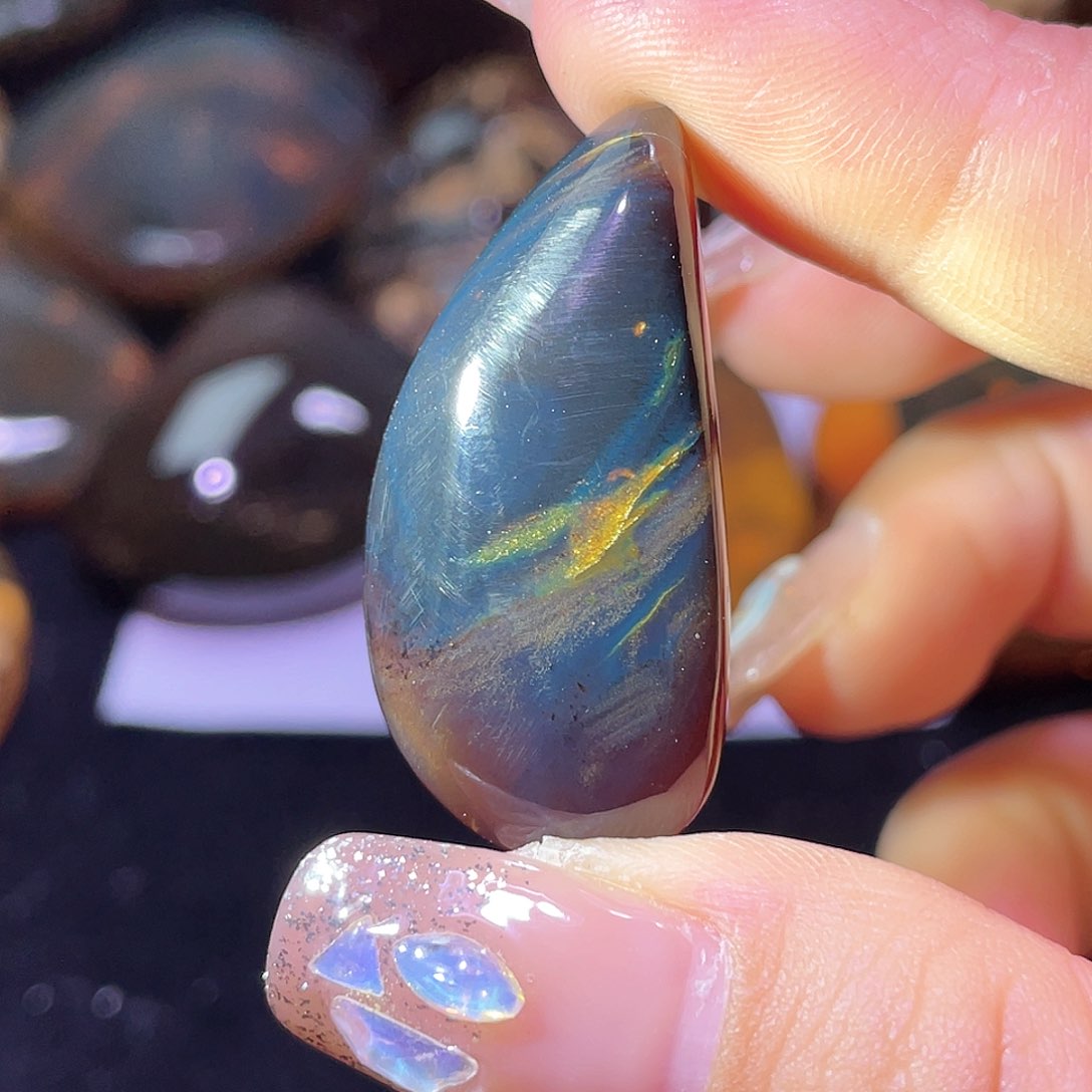 琥珀裸石未镶嵌。