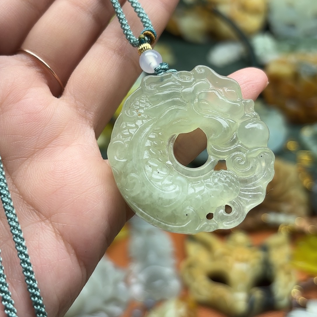 蛇纹石玉未镶嵌颈饰