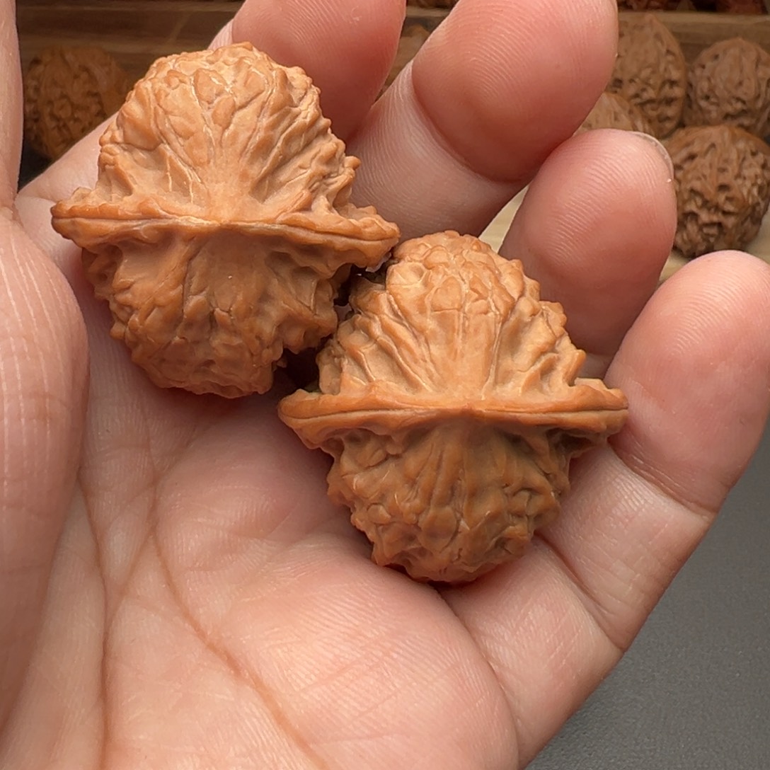 文玩核桃把件玲珑白蛇虎