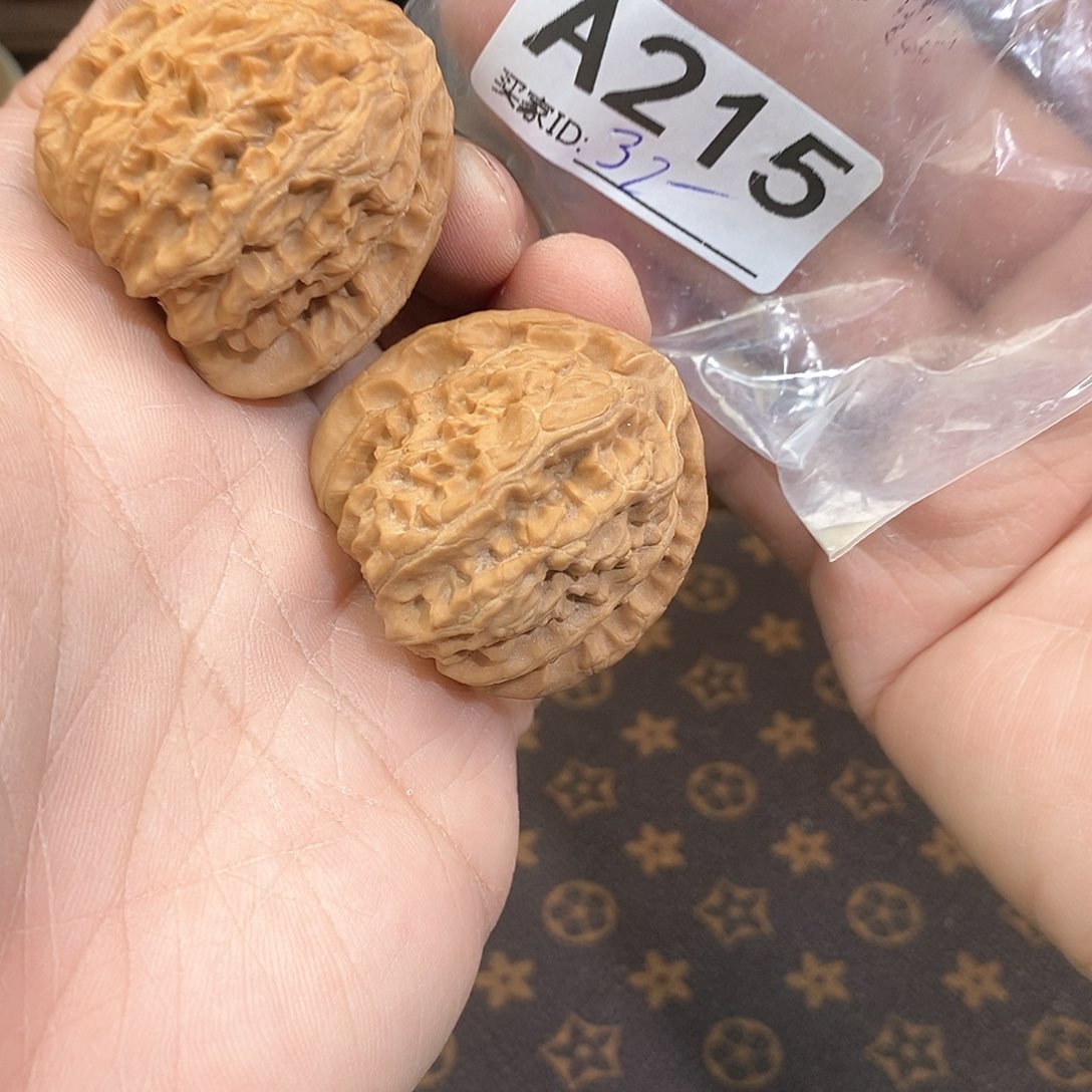 桃核把件三角白。  38尺