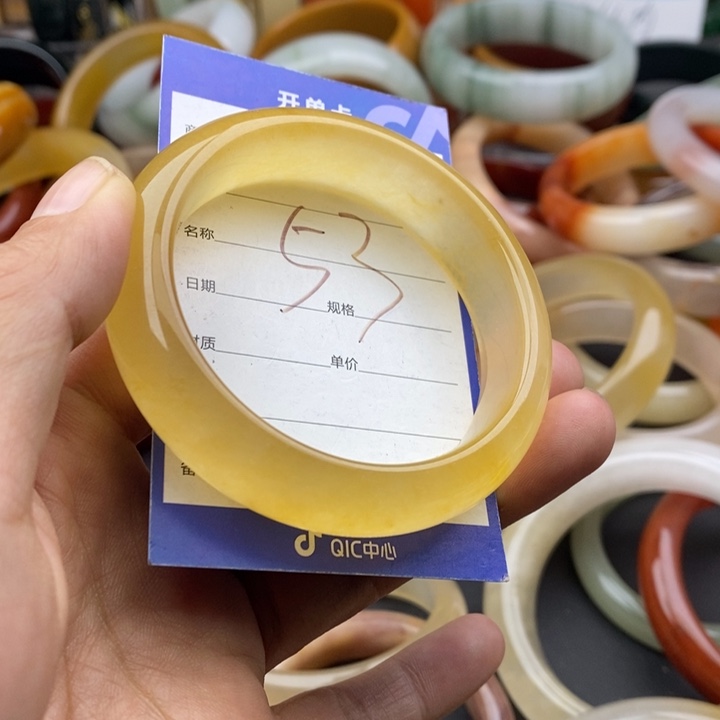 未镶嵌手镯石英质玉