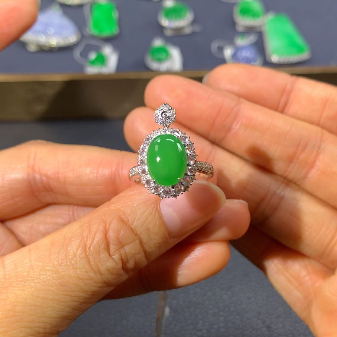 翡翠戒指18K金镶嵌翡翠