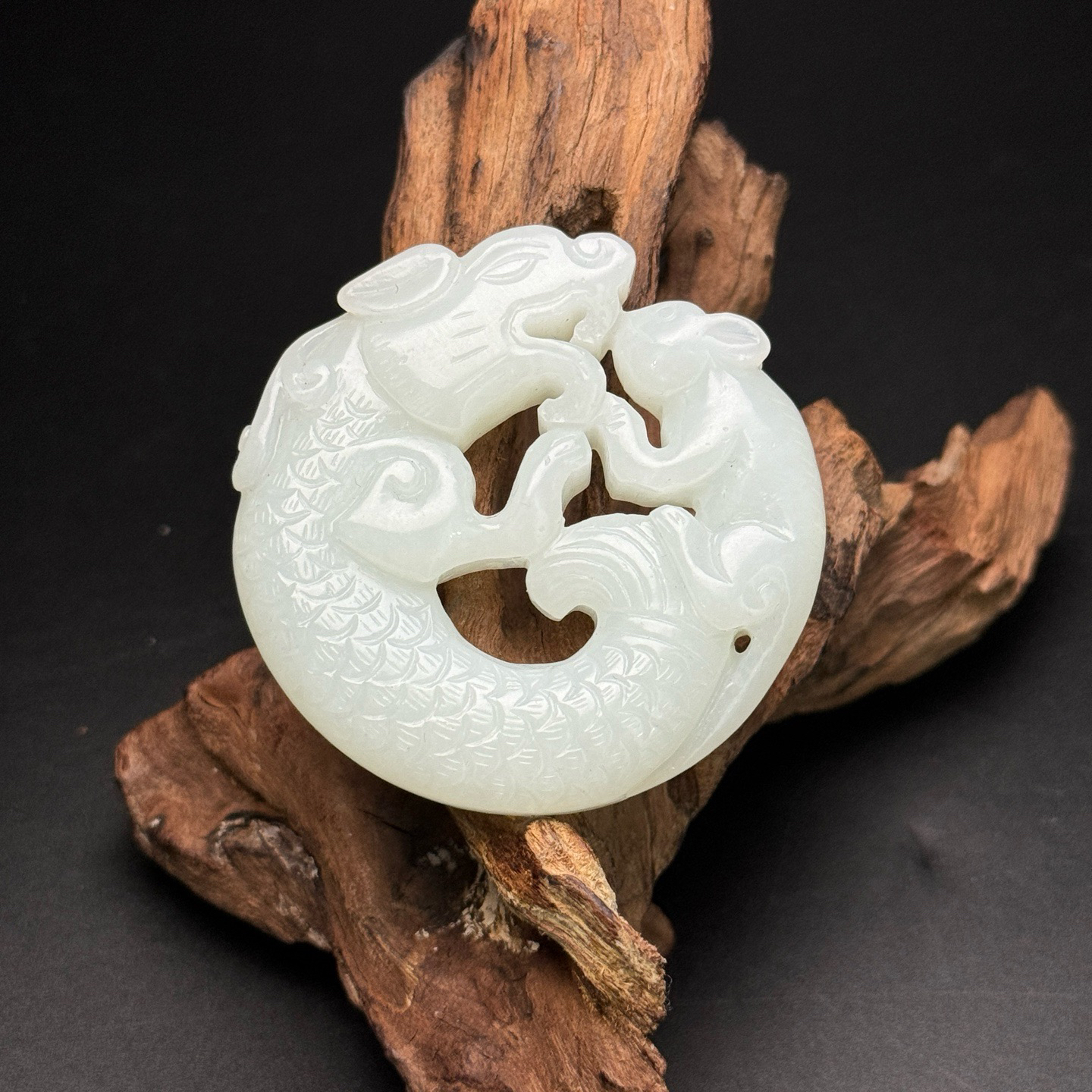 精美和田玉望子成龙玉佩