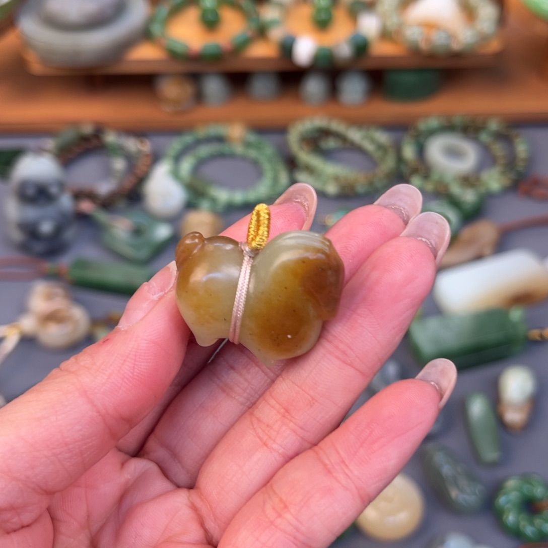 鼠***呀和田玉（糖玉）未镶嵌颈饰