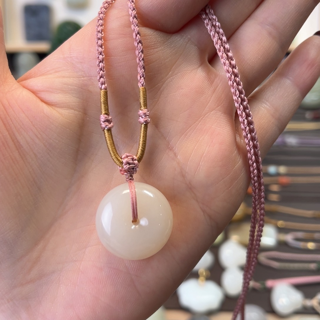 和田玉颈饰未镶嵌藕粉平安扣