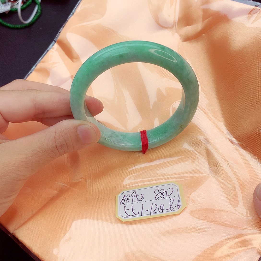 翡翠手镯未镶嵌翡翠