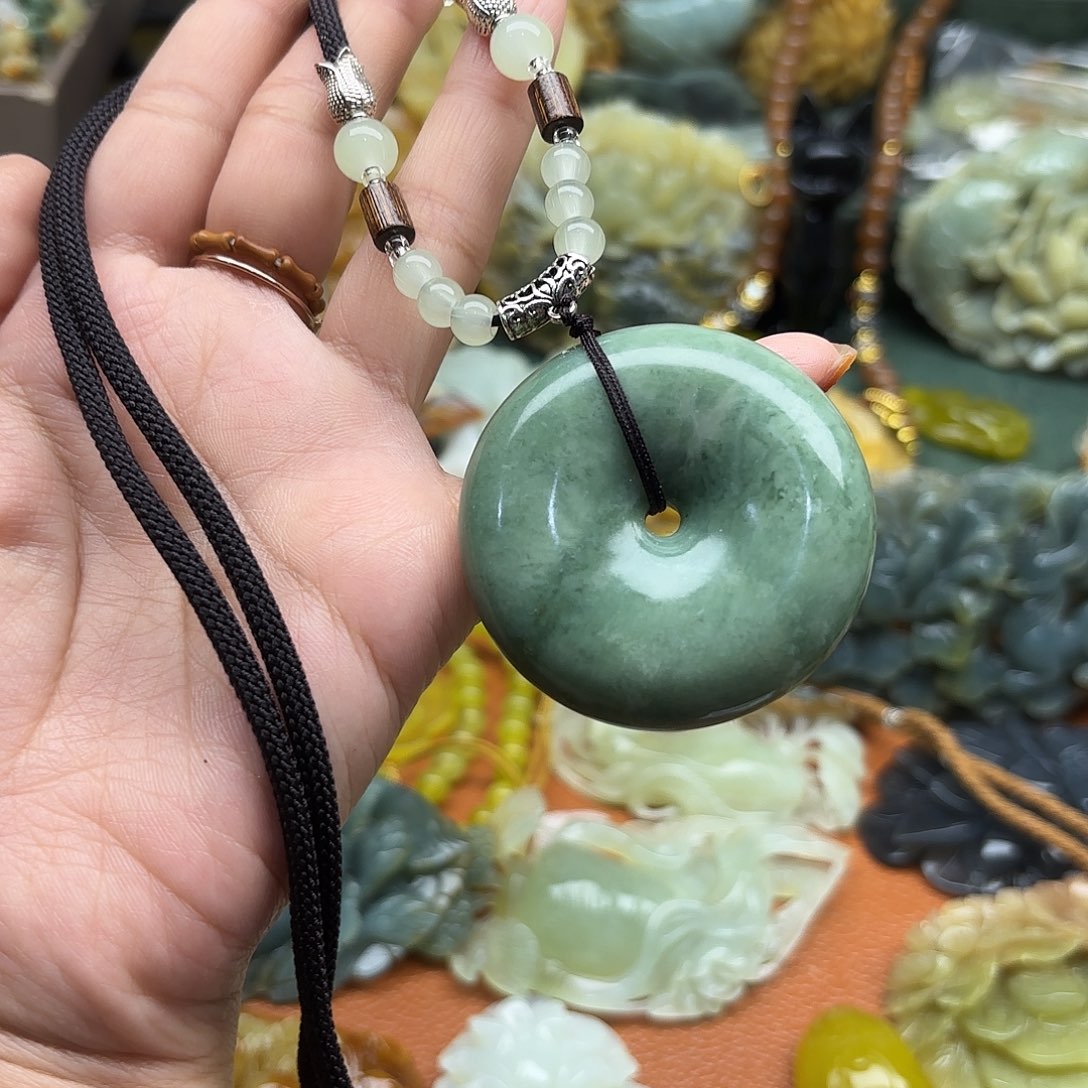蛇纹石玉未镶嵌吊坠