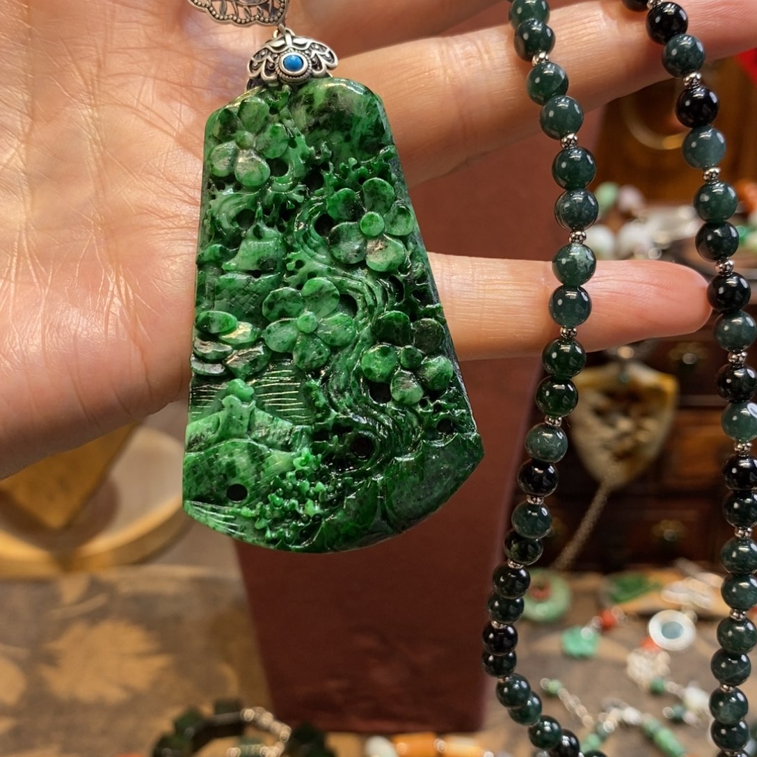 翡翠吊坠(赠链)未镶嵌