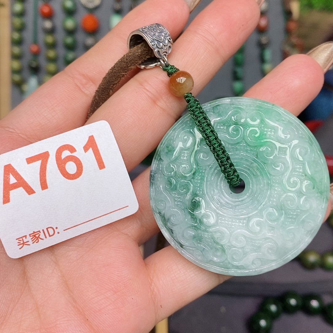 翡翠颈饰未镶嵌漂亮美眉