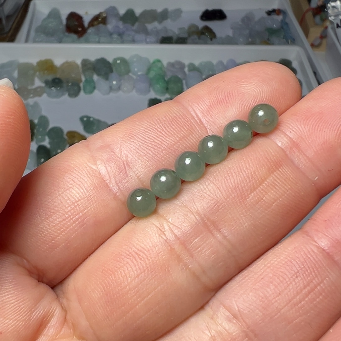 嘻***嘻翡翠未镶嵌颈饰卡5+圆珠6个90块