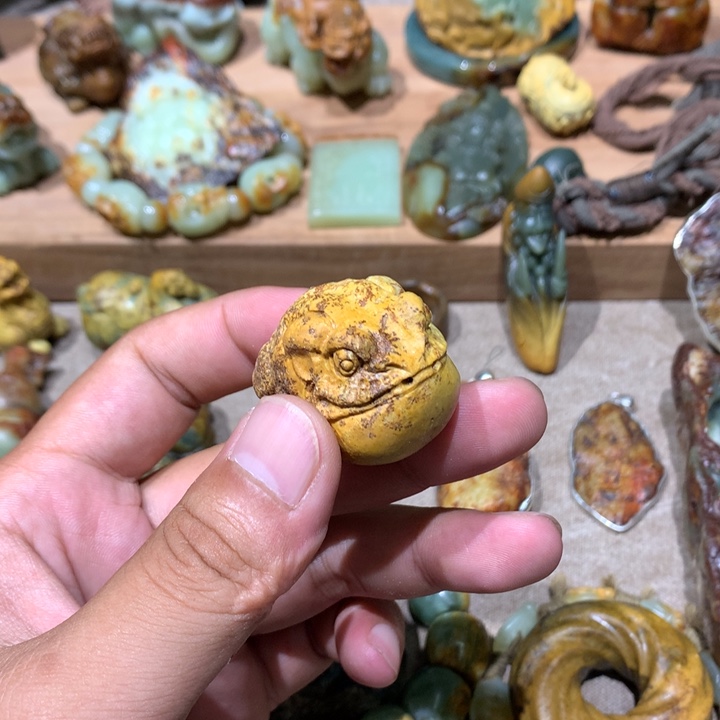 未镶嵌岫岩河磨玉（透闪石质玉）把件