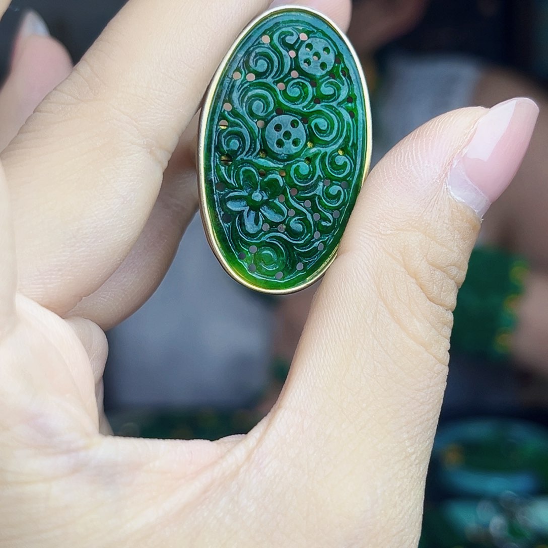 翡翠未镶嵌颈饰多样性