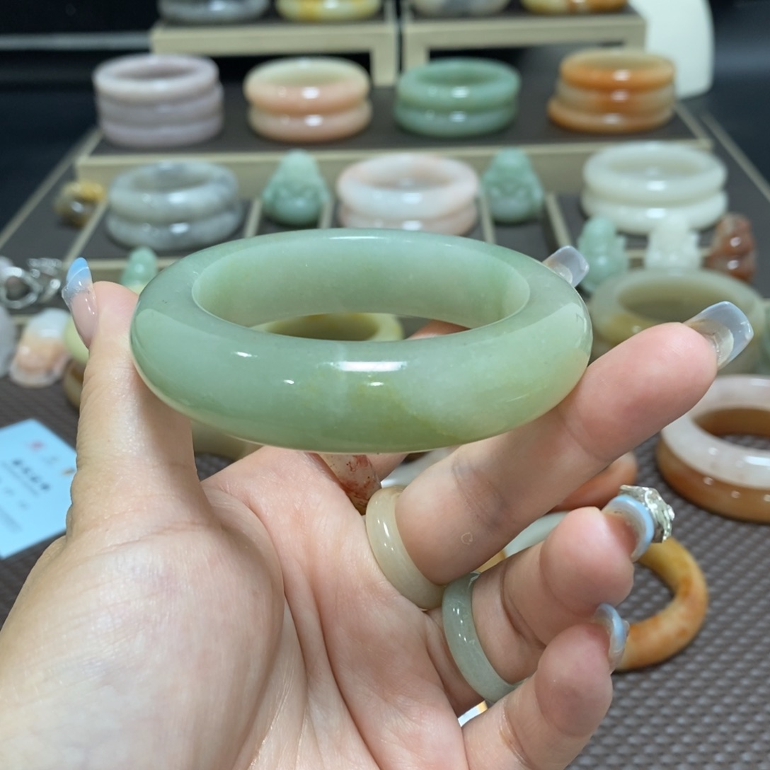 石英质玉手镯未镶嵌