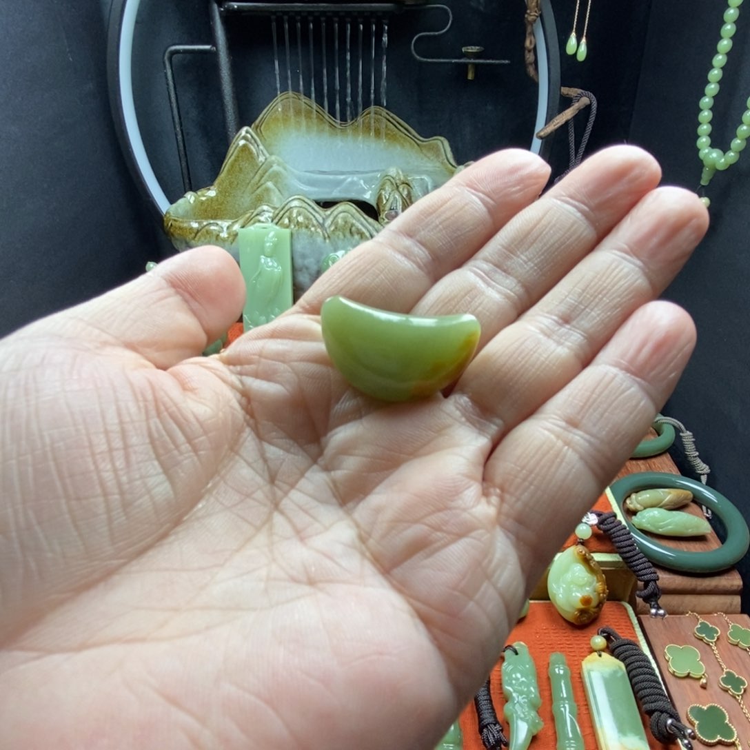 岫岩河磨玉（透闪石质玉）吊坠未镶嵌