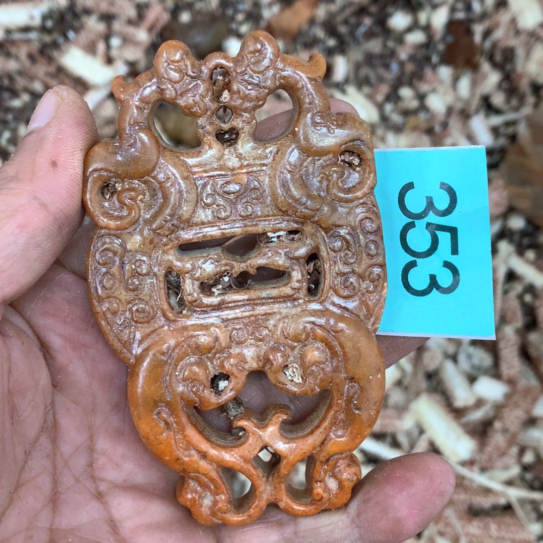 透闪石-蛇纹石玉未镶嵌颈饰