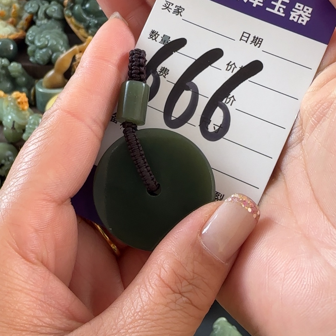 潮***们和田玉未镶嵌挂件