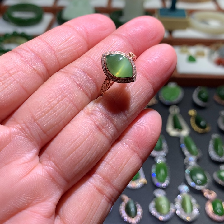 和田玉戒指18K金镶嵌