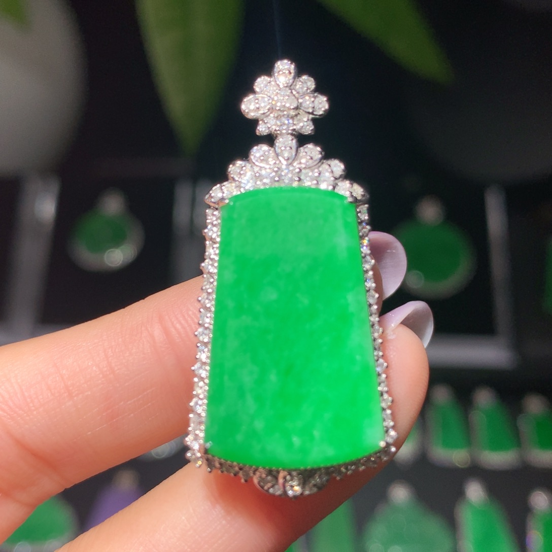 翡翠颈饰18K金镶嵌翡翠