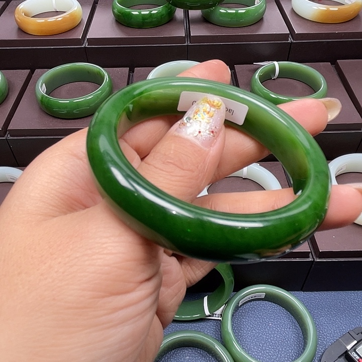 和田玉（碧玉）未镶嵌手镯