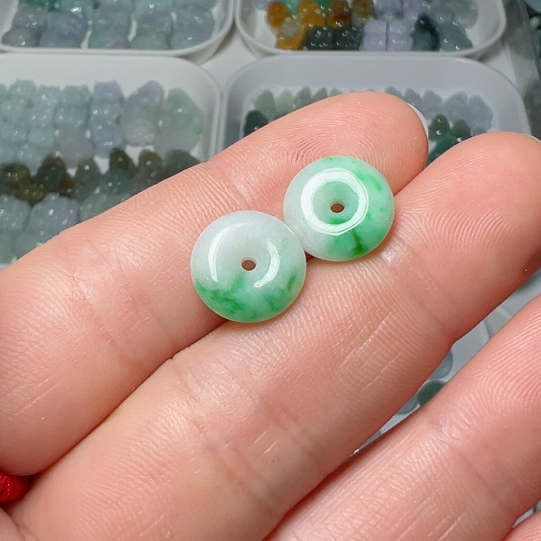 翡翠颈饰未镶嵌三*堇平安扣两个200块