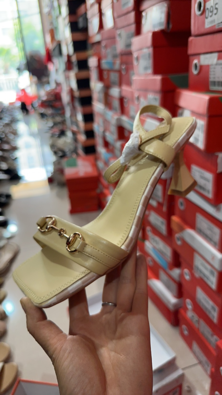 84 X041 早春新款粗跟鱼嘴凉鞋女金属扣露趾高跟女鞋微瑕介意慎拍