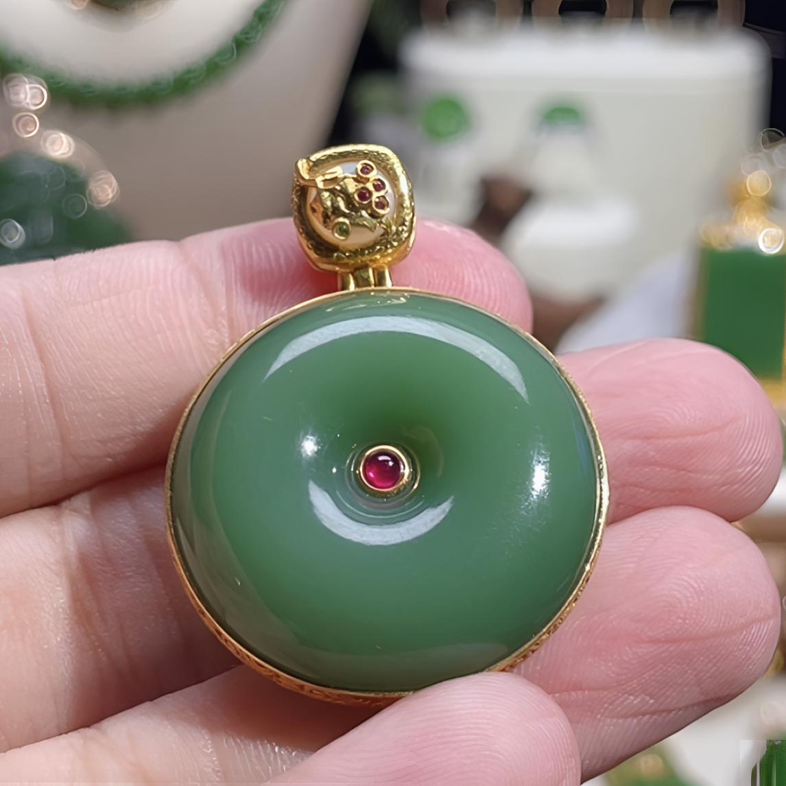 和田玉粉绿平安扣吊坠18k