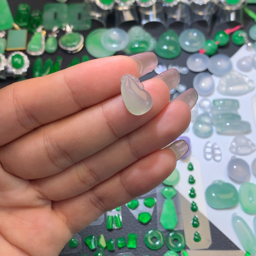 翡翠颈饰未镶嵌裸石瓜瓜