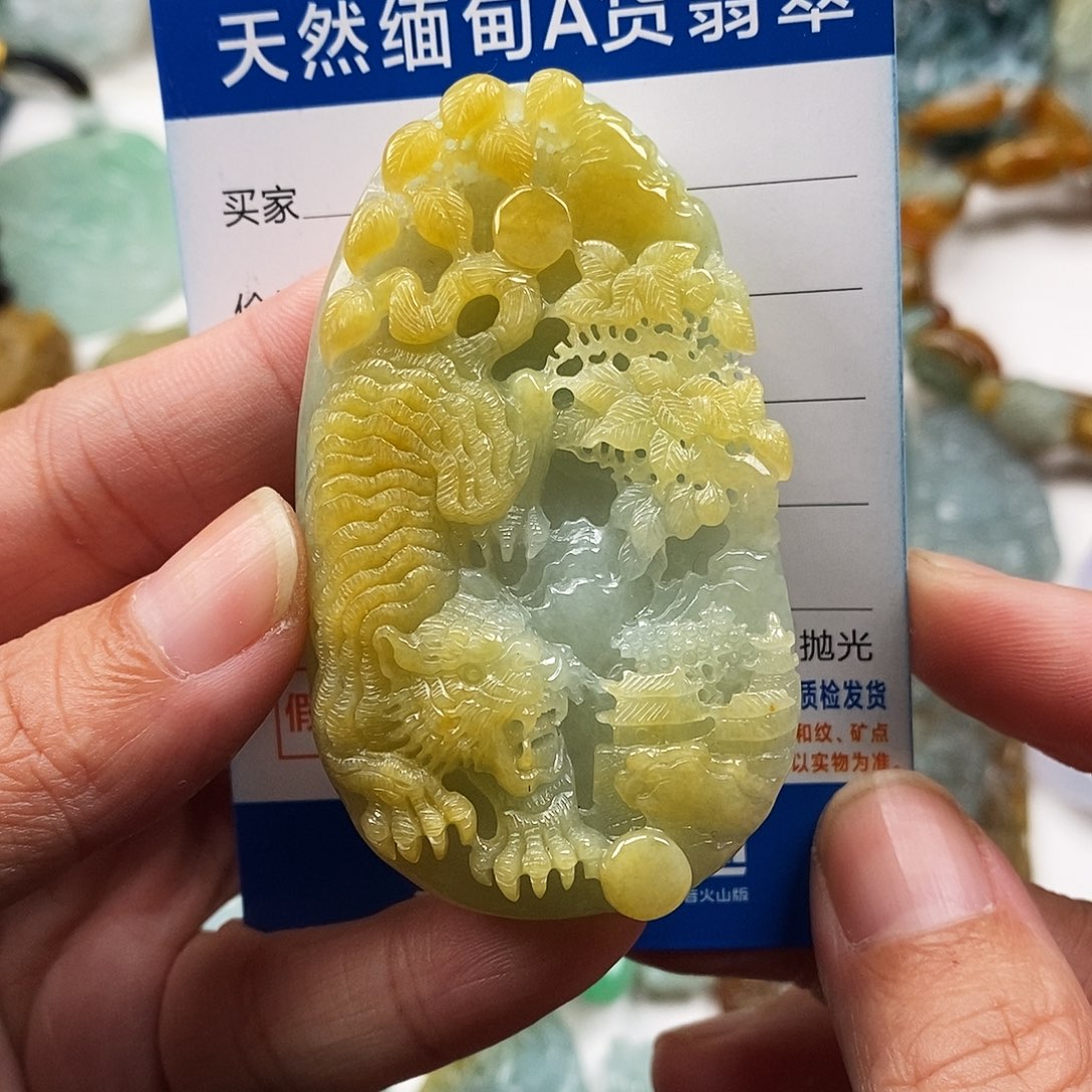翡翠未镶嵌颈饰虎