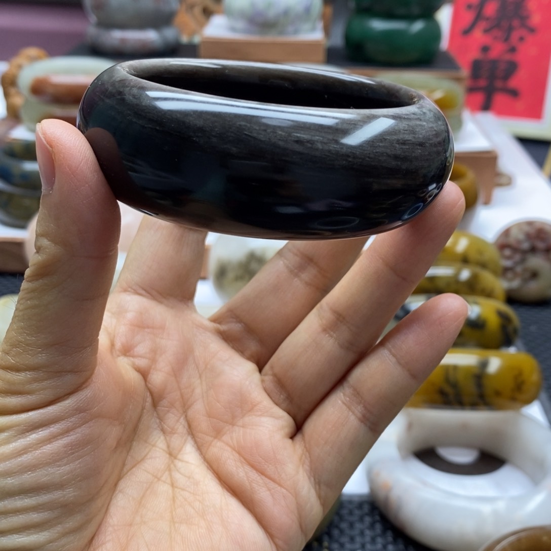 叫***姐石英岩玉手镯未镶嵌
