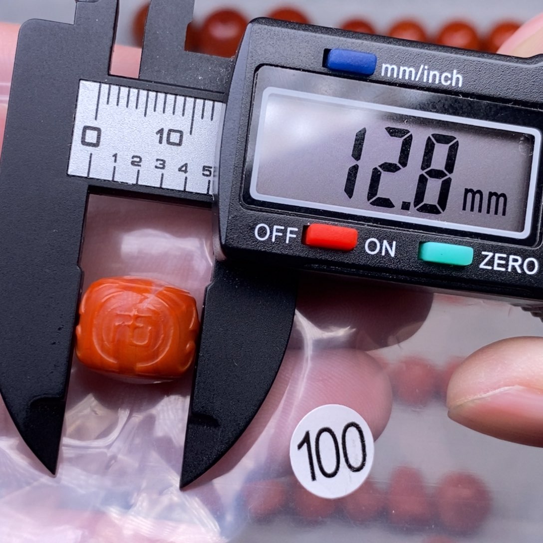 南红玛瑙未镶嵌配饰有瑕疵