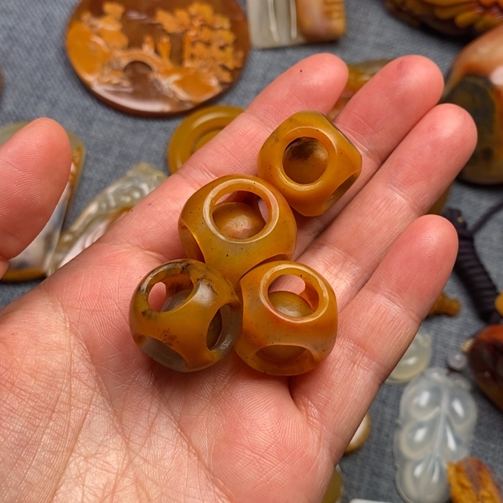 石英质玉（黄龙玉）合金颈饰