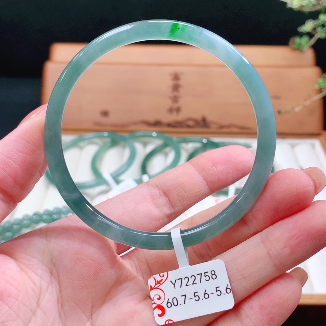 翡翠手镯未镶嵌天然